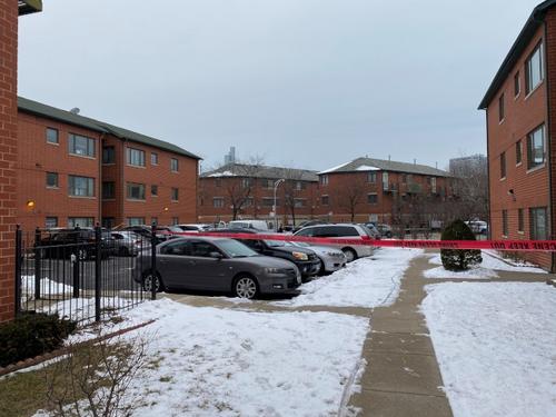 中國(guó)僑網(wǎng)芝加哥華埠一處公寓發(fā)生搶劫案,兩華裔男子遭槍擊身亡。(美國(guó)《世界日?qǐng)?bào)》/黃惠玲 攝)