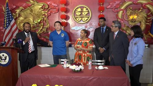 中國僑網(wǎng)美國國會議員艾爾•格林(左)、中國駐休斯敦總領(lǐng)事蔡偉及大休斯敦多位民選官員華埠就餐抗擊謠言。(美國中文網(wǎng)/楊笑 攝)