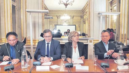 中國僑網(wǎng)佩雷克斯(右 2)提出了三點支持方案。(圖片來源:法國《歐洲時報》靖樹/攝)