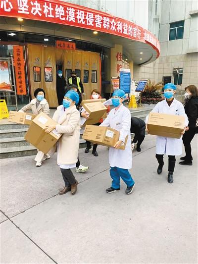 中國僑網(wǎng)西安市醫(yī)院收到在日華人華僑捐贈的部分醫(yī)療物資。(來源:西安日報)