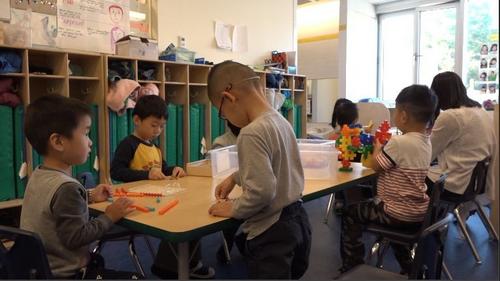 中國僑網(wǎng)家長在進(jìn)行學(xué)前班報名時,應(yīng)優(yōu)先考慮距離問題 (美國中文網(wǎng)/李若冰攝)