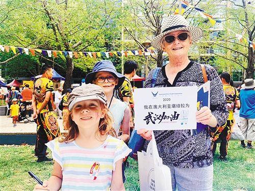 中國(guó)僑網(wǎng)澳大利亞堪培拉市民參加“為武漢加油”簽名活動(dòng)(《經(jīng)濟(jì)日?qǐng)?bào)》/李學(xué)華 攝)
