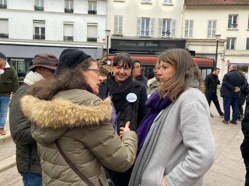 中國僑網(wǎng)芙蘭克萊聽取當(dāng)?shù)鼐用竦摹靶穆暋薄#W洲時報(bào)》微信公眾號“向東向西”/孔帆 攝)