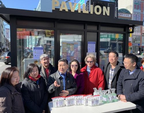 中國僑網(wǎng)紐約法拉盛商改區(qū)為餐館免費送上150份洗手液和干洗手液。(美國《世界日報》/劉大琪 攝)