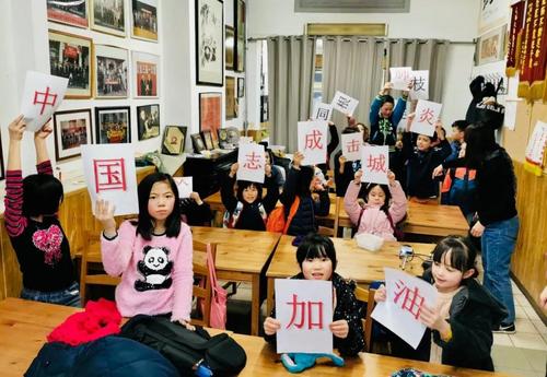 中國僑網(wǎng)安特衛(wèi)普中文學(xué)校學(xué)生們?yōu)橹袊佑停▓D片來源:中國華文教育基金會)