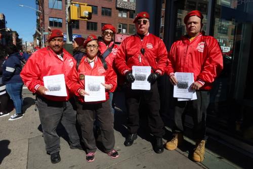 中國僑網(wǎng)“守護(hù)天使”在紐約華埠巡邏,并招募華人隊員。(美國《世界日報》/張晨 攝)