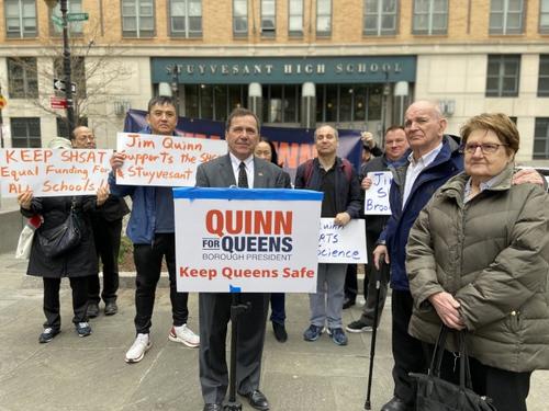 中國僑網(wǎng)紐約皇后區(qū)區(qū)長候選人奎因呼吁保留特殊高中入學(xué)測驗。(美國《世界日報》/鄭怡嫣 攝)