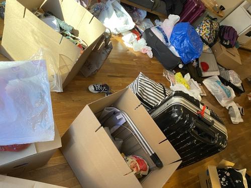 中國僑網(wǎng)周雨及室友在收到郵件后慌忙收拾行李。(周雨提供)