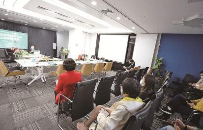 中國僑網(wǎng)加拿大深圳社團(tuán)聯(lián)合總會(huì)舉辦“新冠肺炎防治知識(shí)”全球直播講座(深圳僑報(bào)/柯東波 圖)