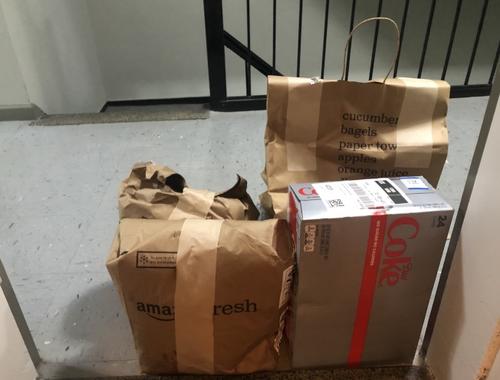 中國(guó)僑網(wǎng)疫情期間民眾青睞無(wú)接觸送貨。(美國(guó)《世界日?qǐng)?bào)》/洪群超 攝)