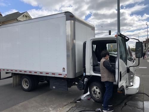 中國僑網(wǎng)7街旺記超市東主David Liu正在清洗貨車。(美國《世界日報》/劉先進(jìn) 攝)