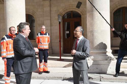 中國僑網(wǎng)中國駐奧地利大使李曉駟和維也納市長路德維希交流(《歐洲時(shí)報(bào)》微信公眾號(hào)“維城”圖片)