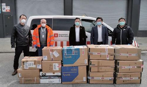 中國(guó)僑網(wǎng)僑胞向巴塞羅那市政府捐贈(zèng)600件防護(hù)服。(《歐洲時(shí)報(bào)》/西班牙僑商會(huì)供圖)