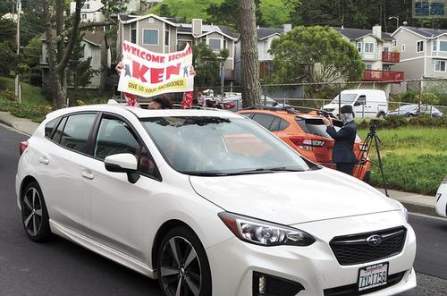 中國僑網(wǎng)游行車隊打出“歡迎回家”的標(biāo)語。(美國《星島日報》/劉玉姝 攝)