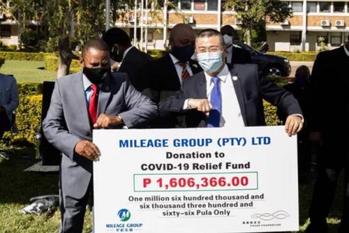 中國僑網(wǎng)博茨瓦納副總統(tǒng)斯倫伯·措格瓦內(nèi)與里程集團(tuán)董事長南庚戌。(《非洲華僑周報》/詹城 攝)