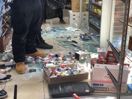 中國僑網(wǎng)案發(fā)地香煙店被砸搶后。 (圖片來源:美國《世界日報》/張晨 攝)