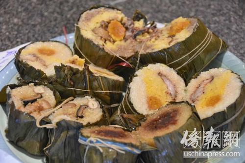 中國(guó)僑網(wǎng)美國(guó)中餐館“深并燒臘美食坊”銷售的粽子。(美國(guó)《僑報(bào)》/李青蔚 攝)