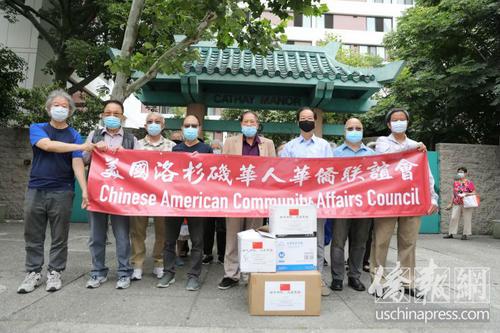 中國(guó)僑網(wǎng)美國(guó)洛杉磯華人華僑聯(lián)誼會(huì)捐贈(zèng)防護(hù)用品。(美國(guó)《僑報(bào)》/邱晨 攝)