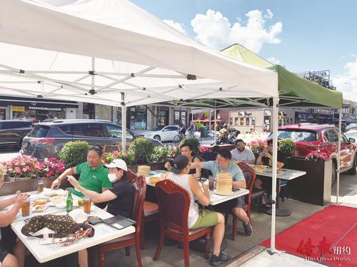 中國僑網貝爾大道上華人戶外餐廳。(美國僑報網/張晶攝)