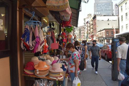 中國僑網(wǎng)疫情沖擊讓從2019年就看到生意下滑的禮品店,更難經(jīng)營下去。(美國《世界日報》 顏嘉瑩/攝)