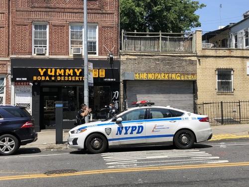 中國僑網(wǎng)“碰瓷”男子與抵達現(xiàn)場的警員解釋案發(fā)經(jīng)過。(美國《世界日報》/顏潔恩 攝)