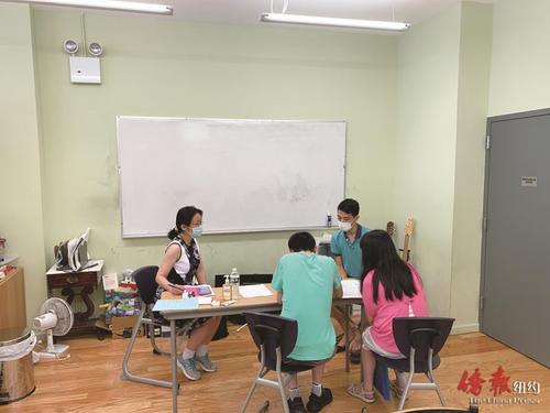 中國僑網(wǎng)活動工作人員為民眾提供申請協(xié)助。(美國《僑報》/劉依玲 攝)