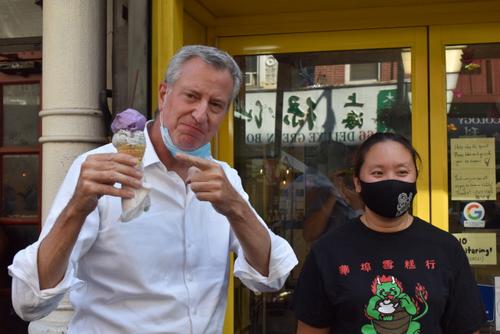 中國僑網(wǎng)白思豪來到“華埠雪糕行”購買雪糕品嘗。(美國《世界日報》/顏嘉瑩 攝)