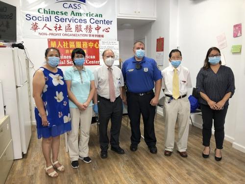 中國僑網(wǎng)紐約62分局警員諾戈爾(右三)在布魯克林華人社區(qū)服務(wù)中心的邀請下舉辦社區(qū)安全講座。(美國《世界日報》/顏潔恩 攝)