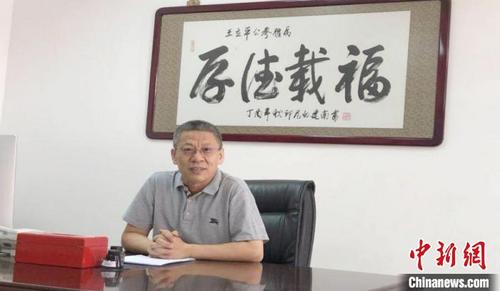 中國僑網(wǎng)圖為中國駐印尼使館經(jīng)商處公參王立平出席開幕式并致辭。印尼中國商會(huì) 供圖