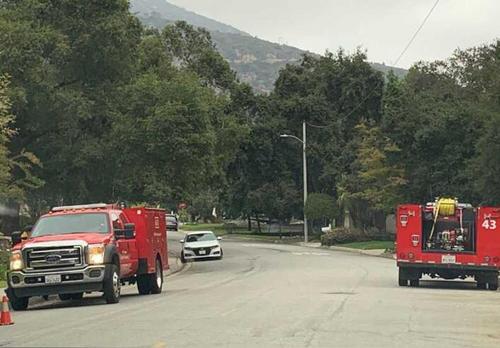 中國僑網(wǎng)亞凱迪亞市附近居民區(qū)可見消防車巡視。(美國《世界日報(bào)》/張宏 攝)