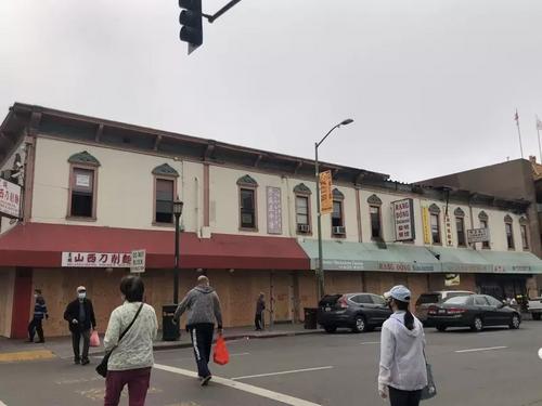 中國(guó)僑網(wǎng)奧克蘭華埠一棟兩層商業(yè)樓遭火災(zāi)。(美國(guó)《世界日?qǐng)?bào)》/劉先進(jìn) 攝)