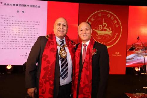 中國僑網(wǎng)劉光華(右二)