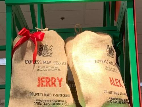 中國(guó)僑網(wǎng)2020年,美國(guó)的圣誕節(jié)禮物多為網(wǎng)購(gòu)。(美國(guó)《世界日?qǐng)?bào)》/張宏 攝)