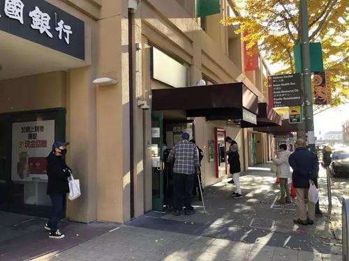 中國僑網(wǎng)圖為在市民在奧克蘭華埠銀行排隊辦理業(yè)務。(美國《世界日報》/劉先進 攝)