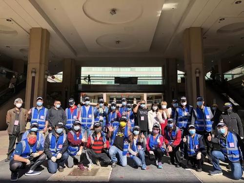 中國(guó)僑網(wǎng)華埠自發(fā)義工巡邏隊(duì)。(美國(guó)《世界日?qǐng)?bào)》/劉先進(jìn) 攝)