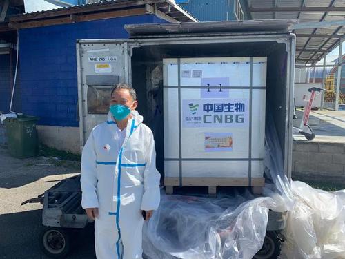 中國(guó)僑網(wǎng)中國(guó)駐薩摩亞大使巢小良親赴機(jī)場(chǎng)迎接中國(guó)疫苗