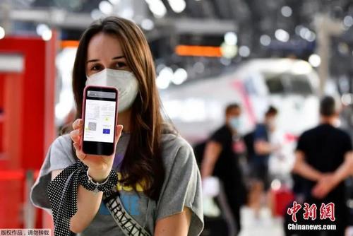 中國僑網(wǎng)資料圖:意大利一名乘客在火車站出示健康證明