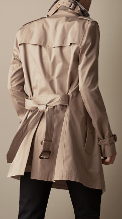 中國僑網(wǎng)巴寶莉Kensington Mid Trench風(fēng)衣。(巴寶莉官網(wǎng))