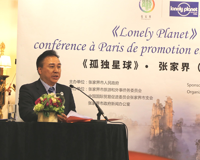 中國僑網(wǎng)蘭智平主任詳細(xì)介紹了張家界的旅游設(shè)施和服務(wù)。(法國《歐洲時報》)