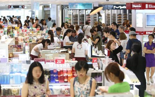 MERS疫情趨緩，免稅店重拾往日熱鬧。（韓國亞洲經(jīng)濟中文網(wǎng)）