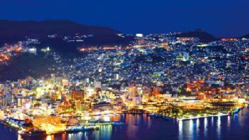 中國大批游客乘郵輪抵達(dá)福岡。（參考消息）