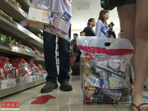 中國游客在大阪藥妝免稅店購買各種藥品。(參考消息)