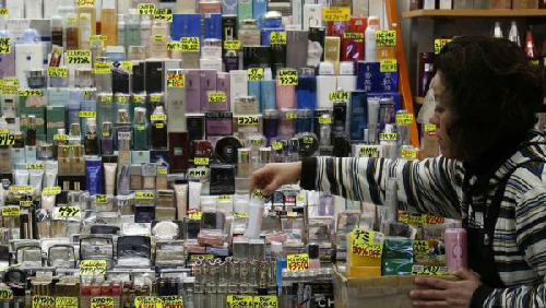 日本商家喜迎中國旅游大方消費(fèi)者。(參考消息)