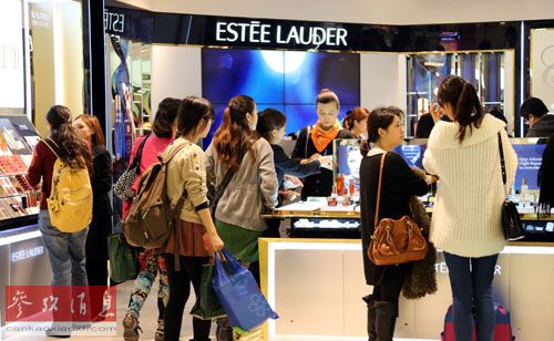 內(nèi)地游客在香港尖沙咀海港城購物。(參考消息援引新華社/李鵬