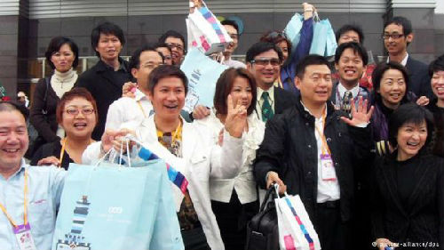 中國(guó)游客在海外一擲千金的消費(fèi)能力往往令人吃驚。(參考消息援引德國(guó)之聲中文網(wǎng))