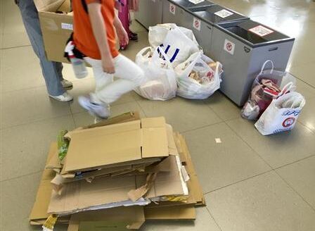 圖為中國(guó)游客在大阪關(guān)西國(guó)際機(jī)場(chǎng)丟棄的紙箱。