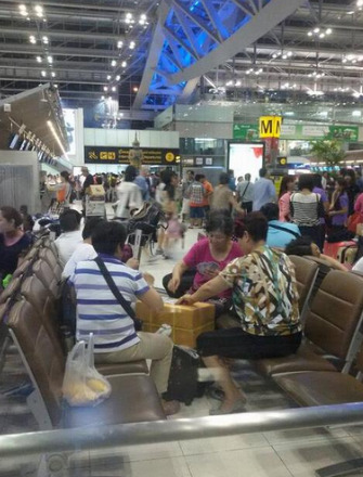 中國(guó)游客在機(jī)場(chǎng)打牌。(環(huán)球時(shí)報(bào))