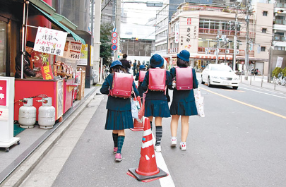 日本小學(xué)生專用硬式雙肩書包成為中國游客搶購貨品。(參考消息)