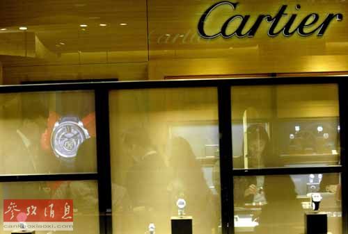 游客在卡地亞專賣店購買奢侈品。(參考消息援引自新華社資料圖片)