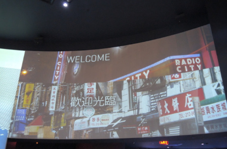 世貿(mào)觀景臺(tái)內(nèi)設(shè)有中文歡迎。(美國(guó)《世界日?qǐng)?bào)》/高夢(mèng)梓